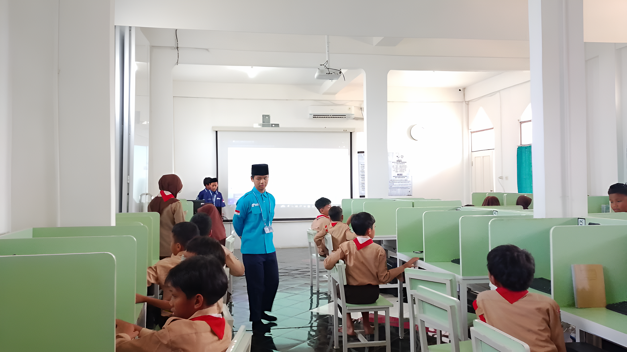 Mengajar di SDIT Sukatani